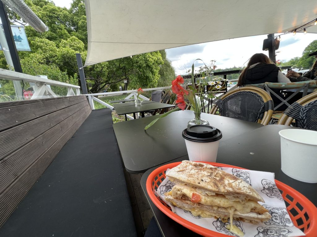 Frukost med en utsikt och en härlig promenad