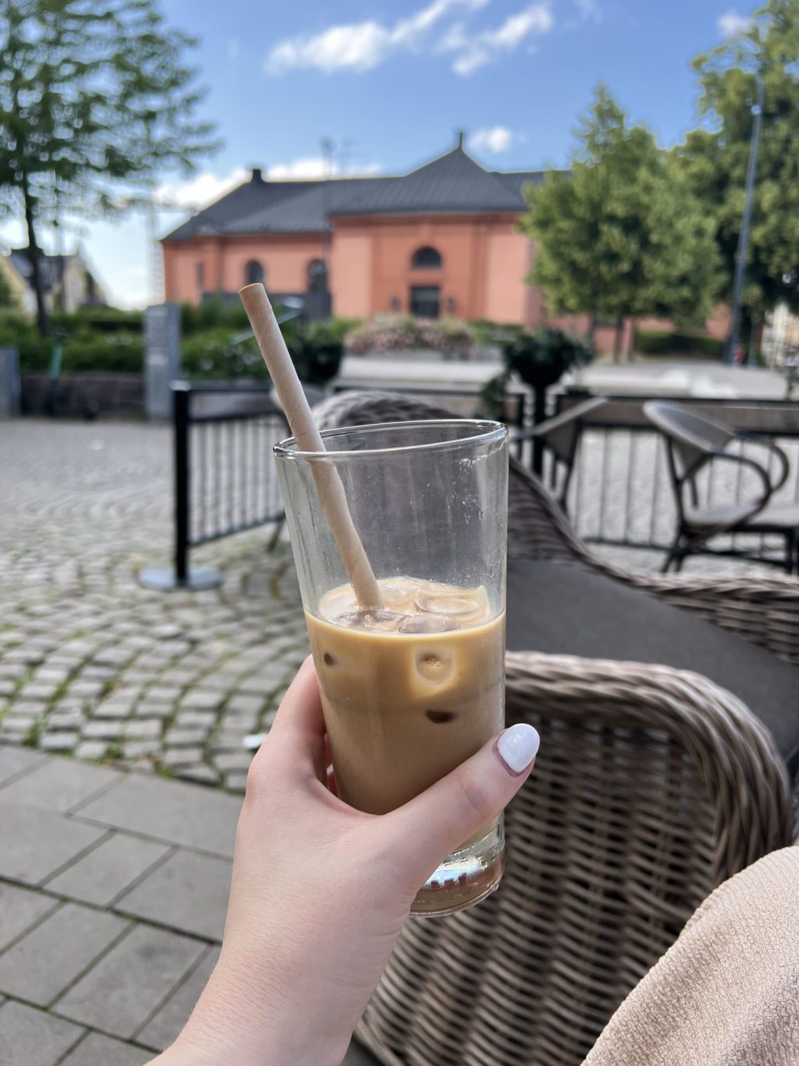 Svalkande iskaffe i skuggan