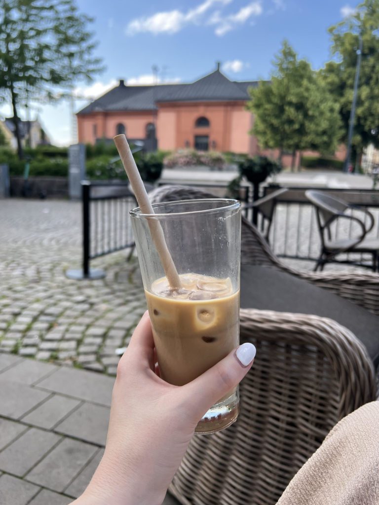 Svalkande iskaffe i skuggan