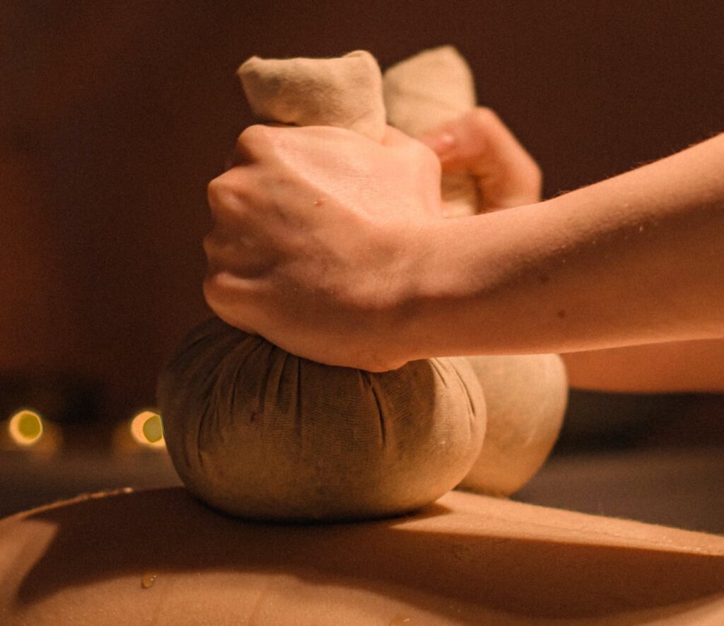 Thaimassage med varm örtboll, en terapeutisk massageteknik