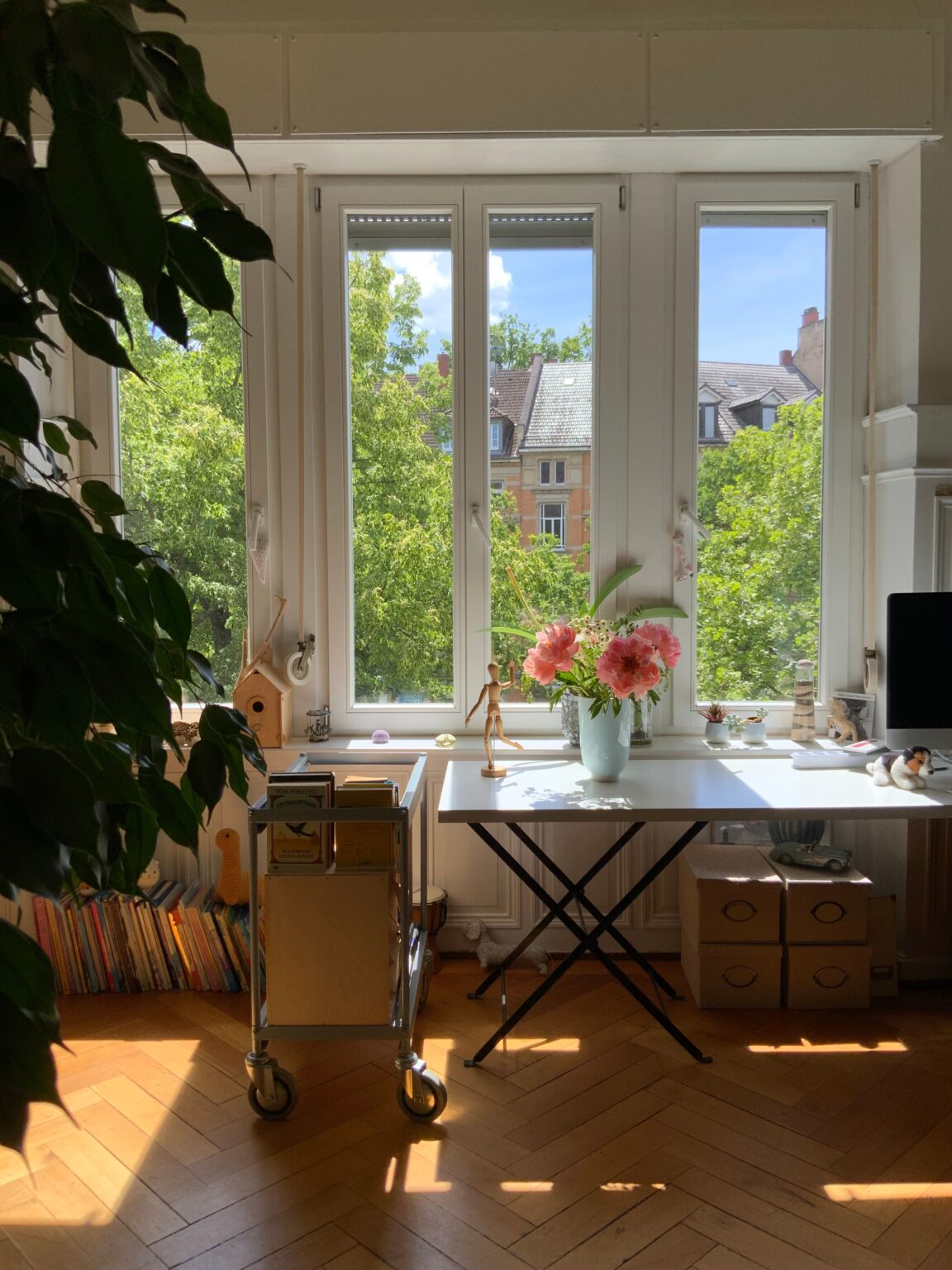 Du använder solskydd utomhus – men tänker du på UV-strålningen inomhus?