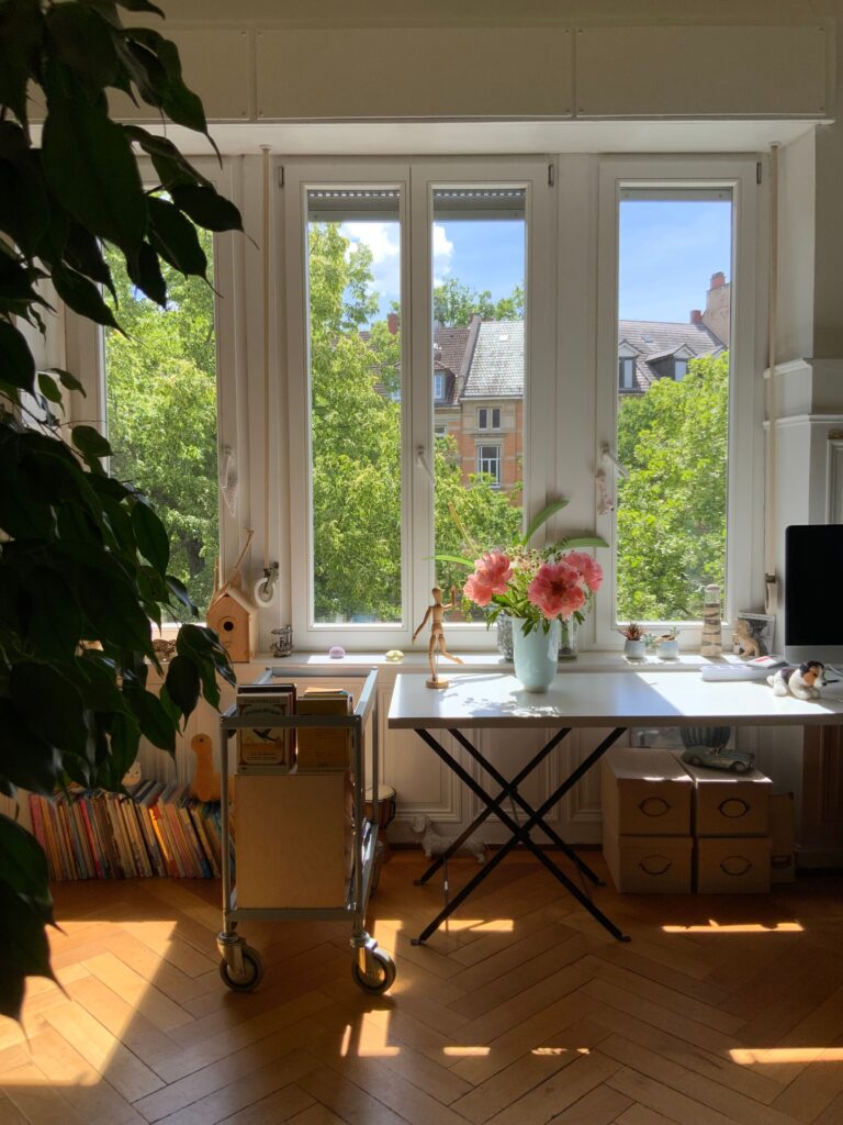 Du använder solskydd utomhus – men tänker du på UV-strålningen inomhus?